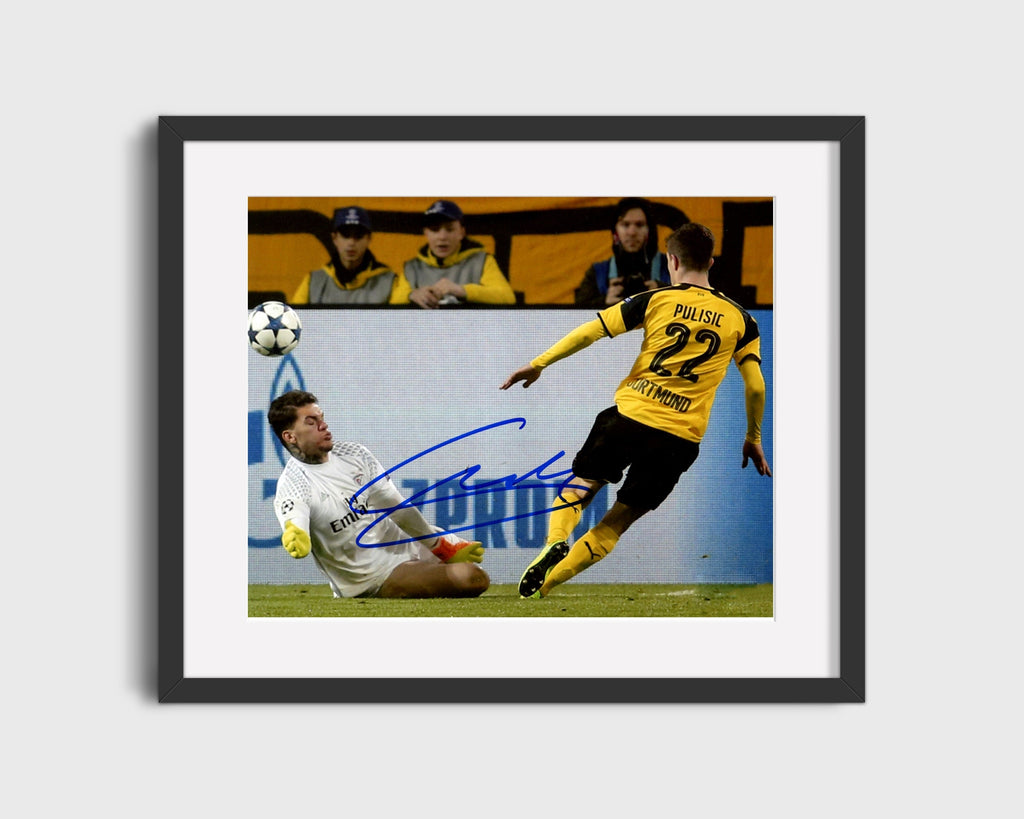 Christian Pulisic - Borussia Dortmund - Past the Keeper Soccer FramedSportPrints Gallery Frame 16x20